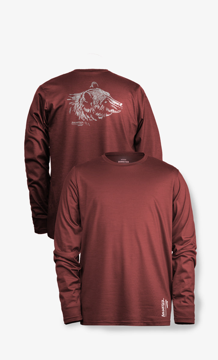 Haut à manches longues brique en laine mérinos recyclée, avec illustration d’ours au dos et logo blanc à l’avant.